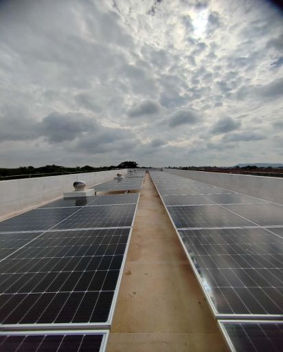 Sistema de microrred de almacenamiento de energía solar diésel de 60 kW/230 kWh en el Congo
